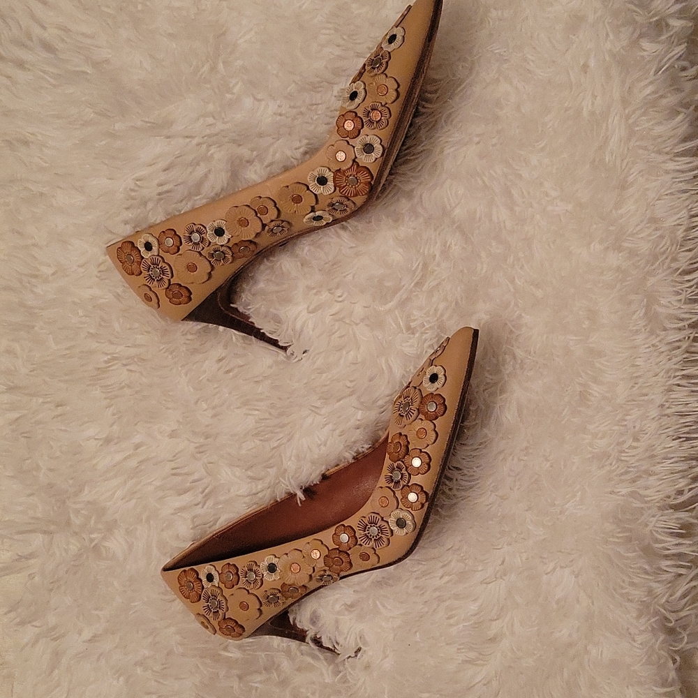 Coach pumps